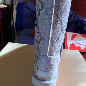 Women ugg boots size 11